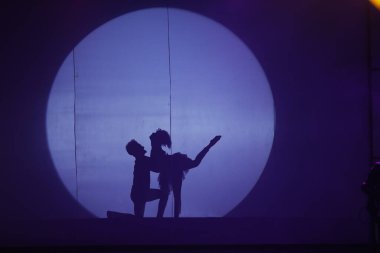 Moonset 'te dansçı silueti sahnede