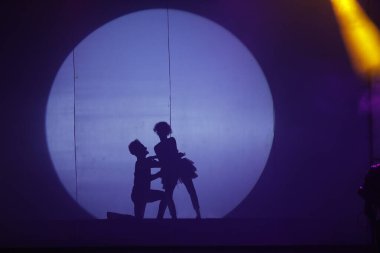 Moonset 'te dansçı silueti sahnede