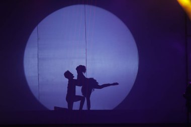 Moonset 'te dansçı silueti sahnede