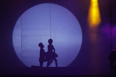 Moonset 'te dansçı silueti sahnede