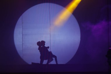 Moonset 'te dansçı silueti sahnede