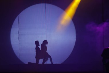 Moonset 'te dansçı silueti sahnede