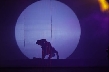 Moonset 'te dansçı silueti sahnede