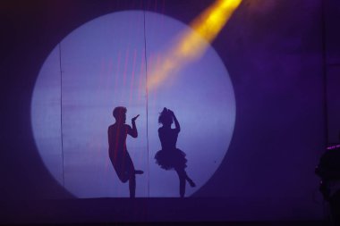 Moonset 'te dansçı silueti sahnede