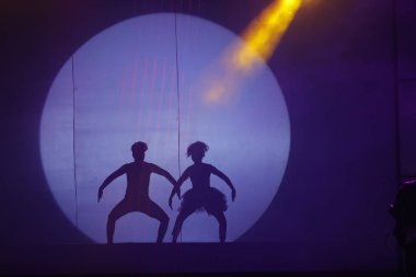 Moonset 'te dansçı silueti sahnede