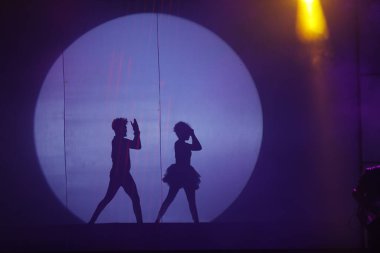 Moonset 'te dansçı silueti sahnede