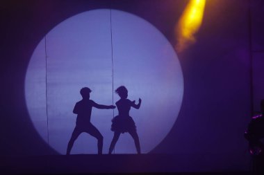 Moonset 'te dansçı silueti sahnede