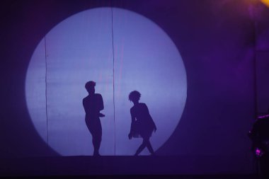 Moonset 'te dansçı silueti sahnede