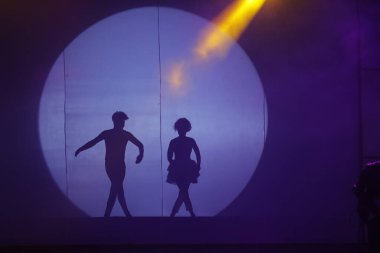 Moonset 'te dansçı silueti sahnede