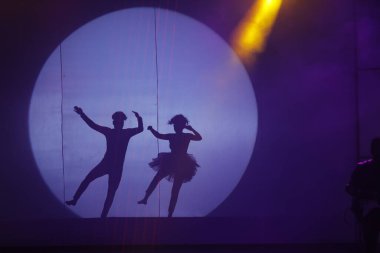 Moonset 'te dansçı silueti sahnede