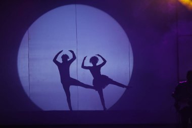 Moonset 'te dansçı silueti sahnede