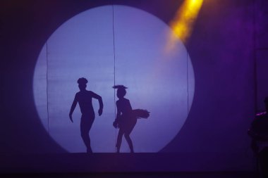 Moonset 'te dansçı silueti sahnede