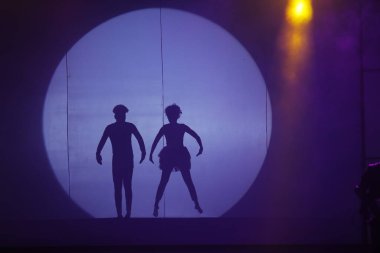 Moonset 'te dansçı silueti sahnede