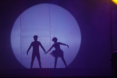 Moonset 'te dansçı silueti sahnede