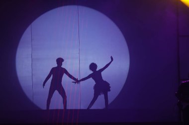 Moonset 'te dansçı silueti sahnede