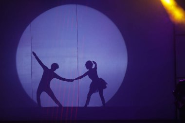 Moonset 'te dansçı silueti sahnede