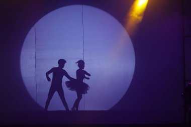 Moonset 'te dansçı silueti sahnede