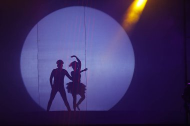 Moonset 'te dansçı silueti sahnede