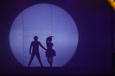 Moonset 'te dansçı silueti sahnede