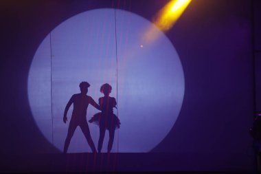 Moonset 'te dansçı silueti sahnede