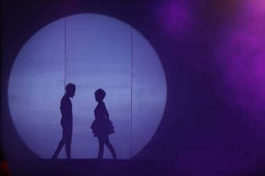 Moonset 'te dansçı silueti sahnede