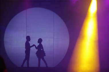 Moonset 'te dansçı silueti sahnede