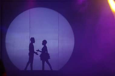 Moonset 'te dansçı silueti sahnede