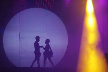 Moonset 'te dansçı silueti sahnede