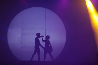 Moonset 'te dansçı silueti sahnede