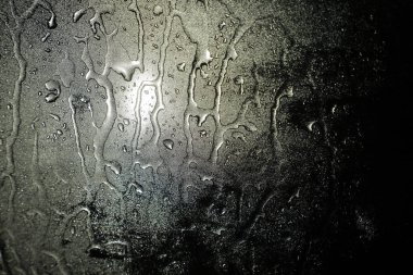 Cama yağmur damlaları düşer.