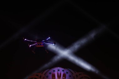 Bir aksiyon kamera gecesi ile hava drone