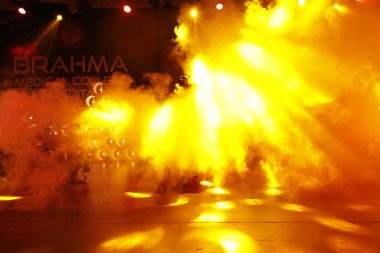 Dansçı silueti sahnede