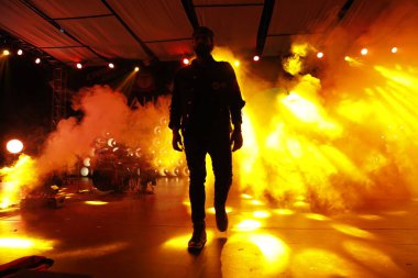 Dansçı silueti sahnede