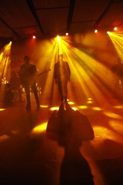 Dansçı silueti sahnede