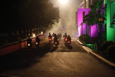 Motosikletler yolda ilerliyor Gece boyunca