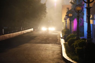 Motosikletler yolda ilerliyor Gece boyunca