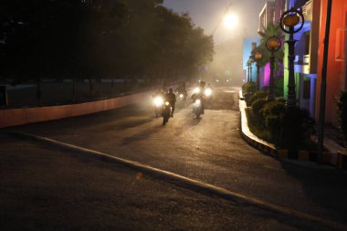 Motosikletler yolda ilerliyor Gece boyunca