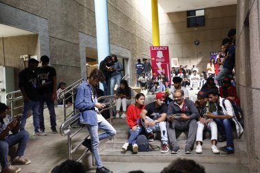 5 Mart 2022 Hyderabad Hindistan Üniversitesinde Telefonlu Öğrenciler