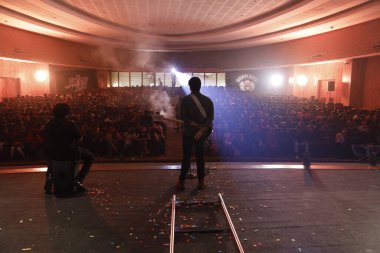 Sahnede Gitarlı Müzisyen Silueti