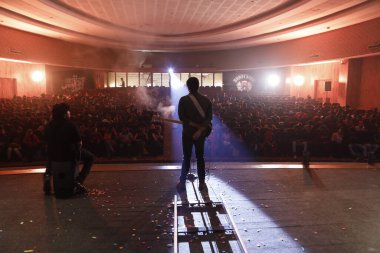 Sahnede Gitarlı Müzisyen Silueti