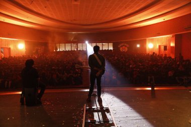 Sahnede Gitarlı Müzisyen Silueti