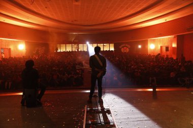 Sahnede Gitarlı Müzisyen Silueti