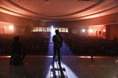 Sahnede Gitarlı Müzisyen Silueti