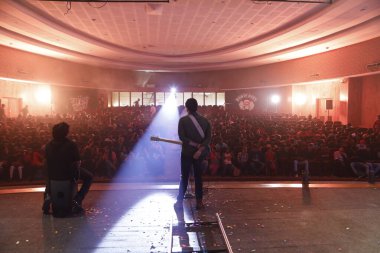 Sahnede Gitarlı Müzisyen Silueti