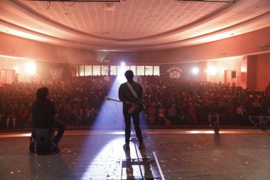 Sahnede Gitarlı Müzisyen Silueti