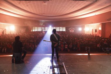 Sahnede Gitarlı Müzisyen Silueti