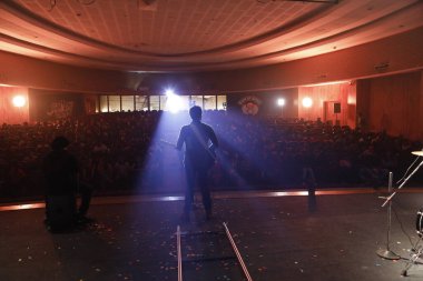 Sahnede Gitarlı Müzisyen Silueti