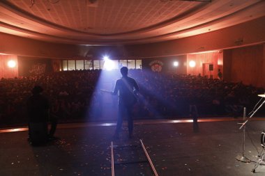 Sahnede Gitarlı Müzisyen Silueti