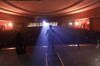 Sahnede Gitarlı Müzisyen Silueti