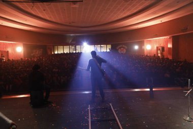 Sahnede Gitarlı Müzisyen Silueti